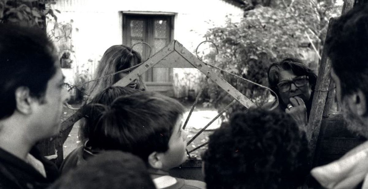 Julia y su mamá, María, hablando con vecinos y periodistas. / gentileza Gustavo Fazio Julia y su mamá, María, hablando con vecinos y periodistas. / gentileza Gustavo Fazio