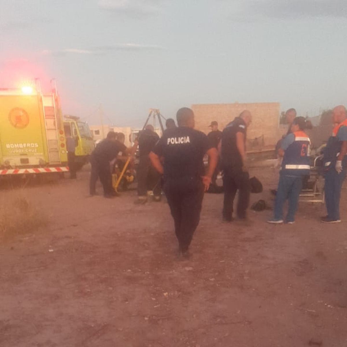 Momento en que trabajaban los rescatistas tratando de extraer del pozo al niño y su padre.