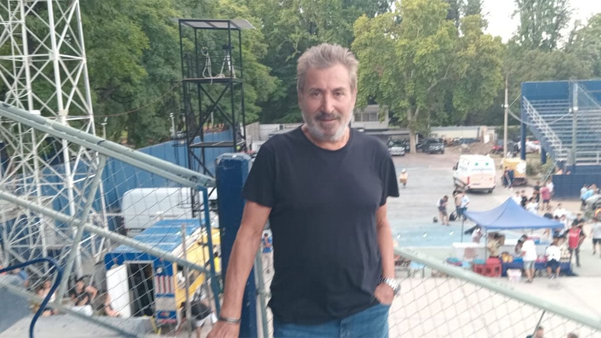 Daniel Vila se mostró emocionado a horas de que comenzara el histórico partido para Independiente Rivadavia. Daniel Vila se mostró emocionado a horas de que comenzara el histórico partido para Independiente Rivadavia.