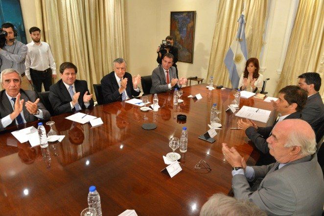 Cristina firmó un convenio con Pérez y referentes del sector vitivinícola