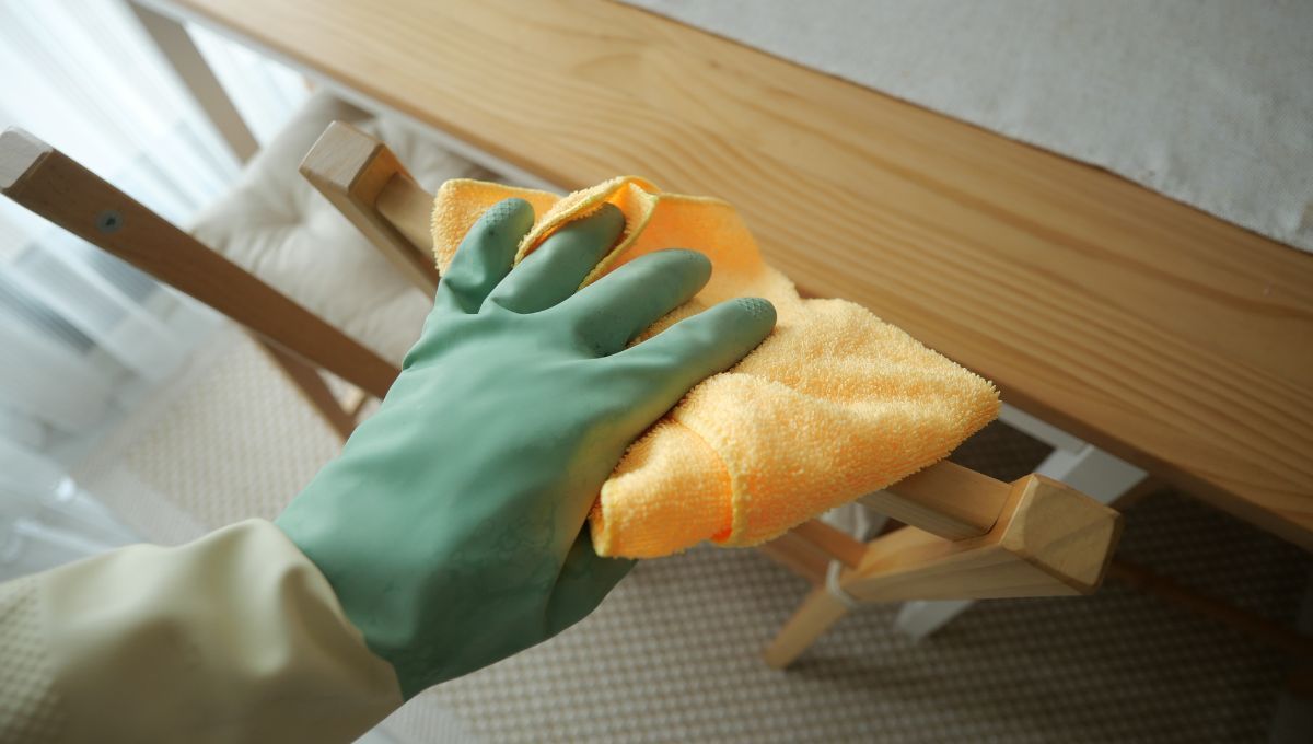 Los muebles de madera deben limpiarse todas las semanas. 