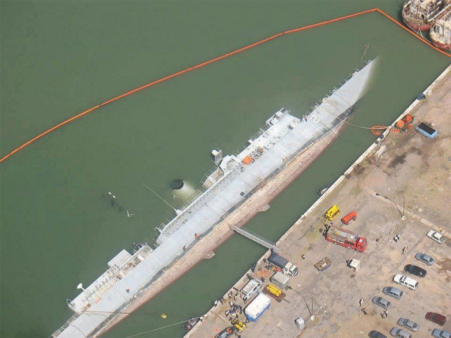 El buque ARA Santísima Trinidad desembarcó las primeras tropas en la guerra de las Islas Malvinas en la noche del 1º de abril de 1982 y sería desmantelado. La desidia estatal se vio desde 1989 hasta la actualidad.