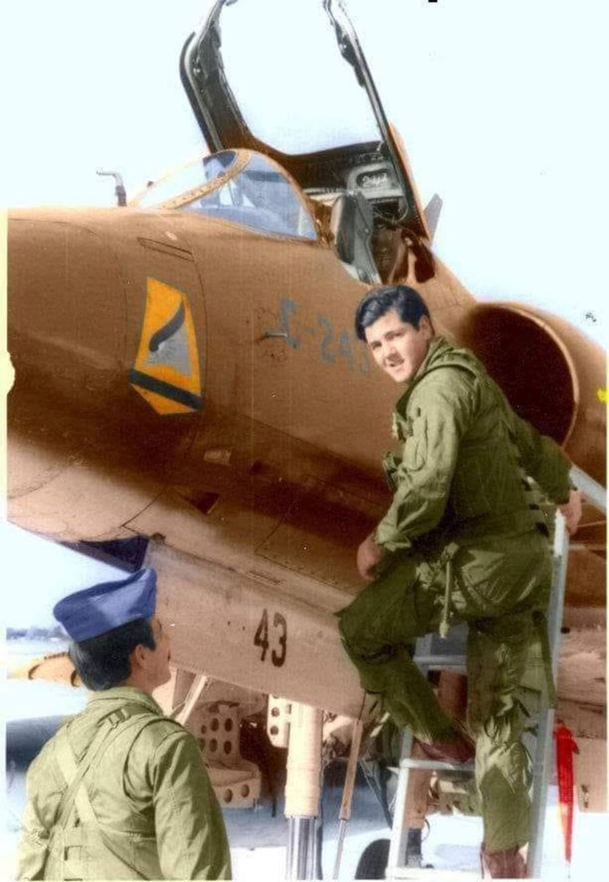 El capitán (P.M.) José Daniel Vázquez en el avión A4C de la IV Brigada Aérea, que se destacó en Malvinas, donde ofrendó su vida.