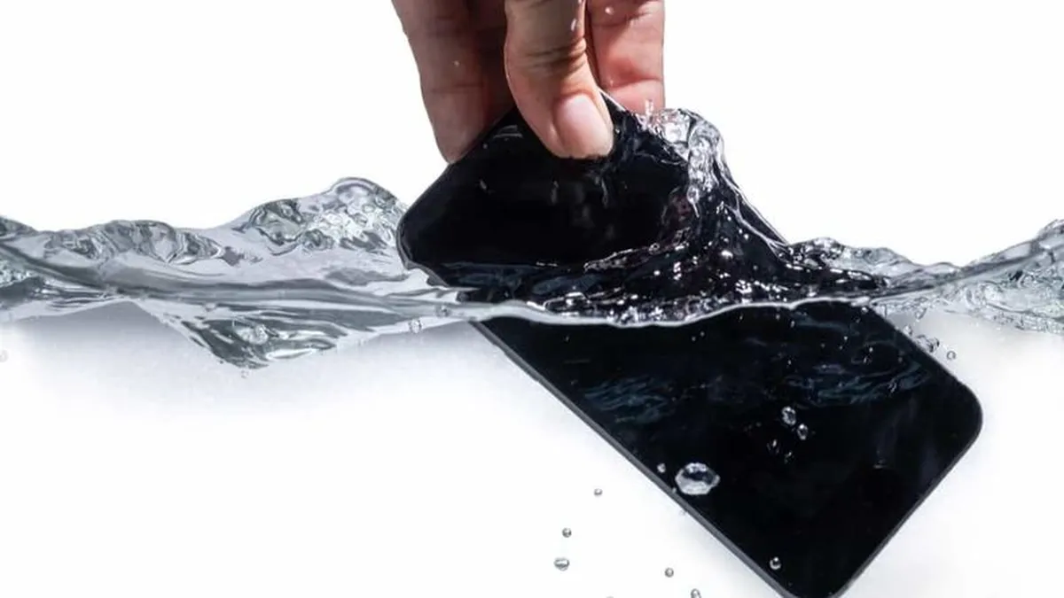 Un celular que se moja puede sufrir daños en su pantalla, batería e incluso en el dispositivo completo Un celular que se moja puede sufrir daños en su pantalla, batería e incluso en el dispositivo completo