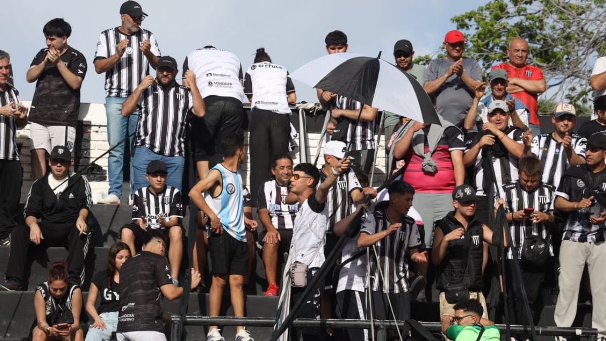 Temprano las tribunas del estadio Víctor Legrotaglie se fueron llenando para ver a Gimnasia frente a San Telmo, bucando la punta en solitario del torneo.