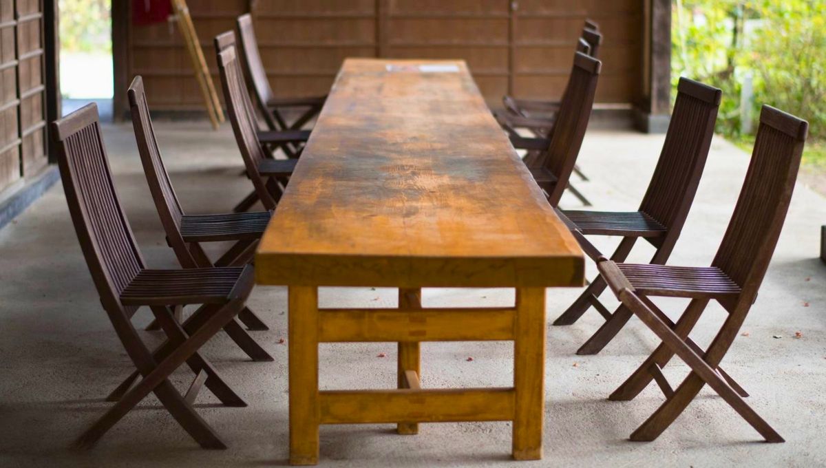 Con el tiempo, los usos y el poco cuidado, los muebles de madera pierden su belleza y aparecen los rayones o pierden su brillo. Con el tiempo, los usos y el poco cuidado, los muebles de madera pierden su belleza y aparecen los rayones o pierden su brillo.