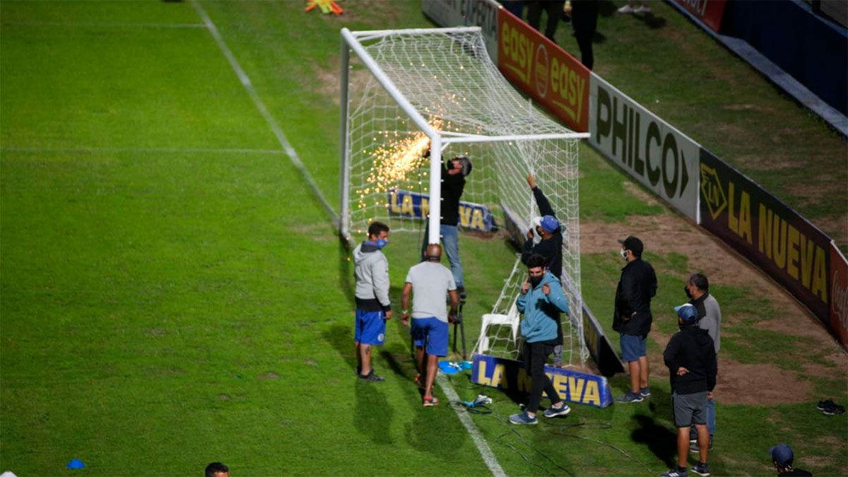A poco del inicio, arreglaron un arco del Feliciano Gambarte