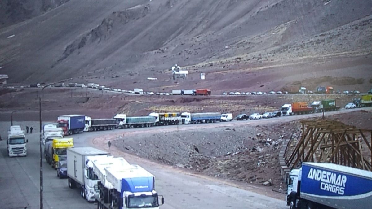 Filas interminables en el paso a Chile a raíz del fin de semana extra largo.