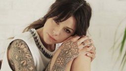 Candelaria Tinelli se tatuó todo el cuello de negro