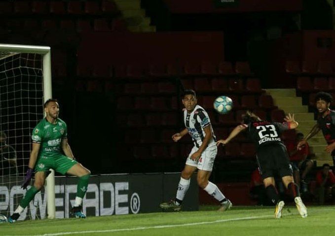 Bernardi cabecea y pone el 1 a 0 para Colón.