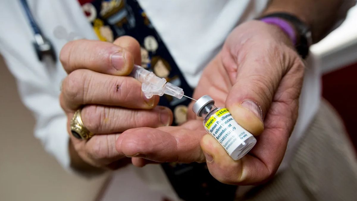 La vacunación de niños y hombres contra el virus del papiloma humano (VPH) reduce el riesgo de cáncer de cabeza y cuello La vacunación de niños y hombres contra el virus del papiloma humano (VPH) reduce el riesgo de cáncer de cabeza y cuello