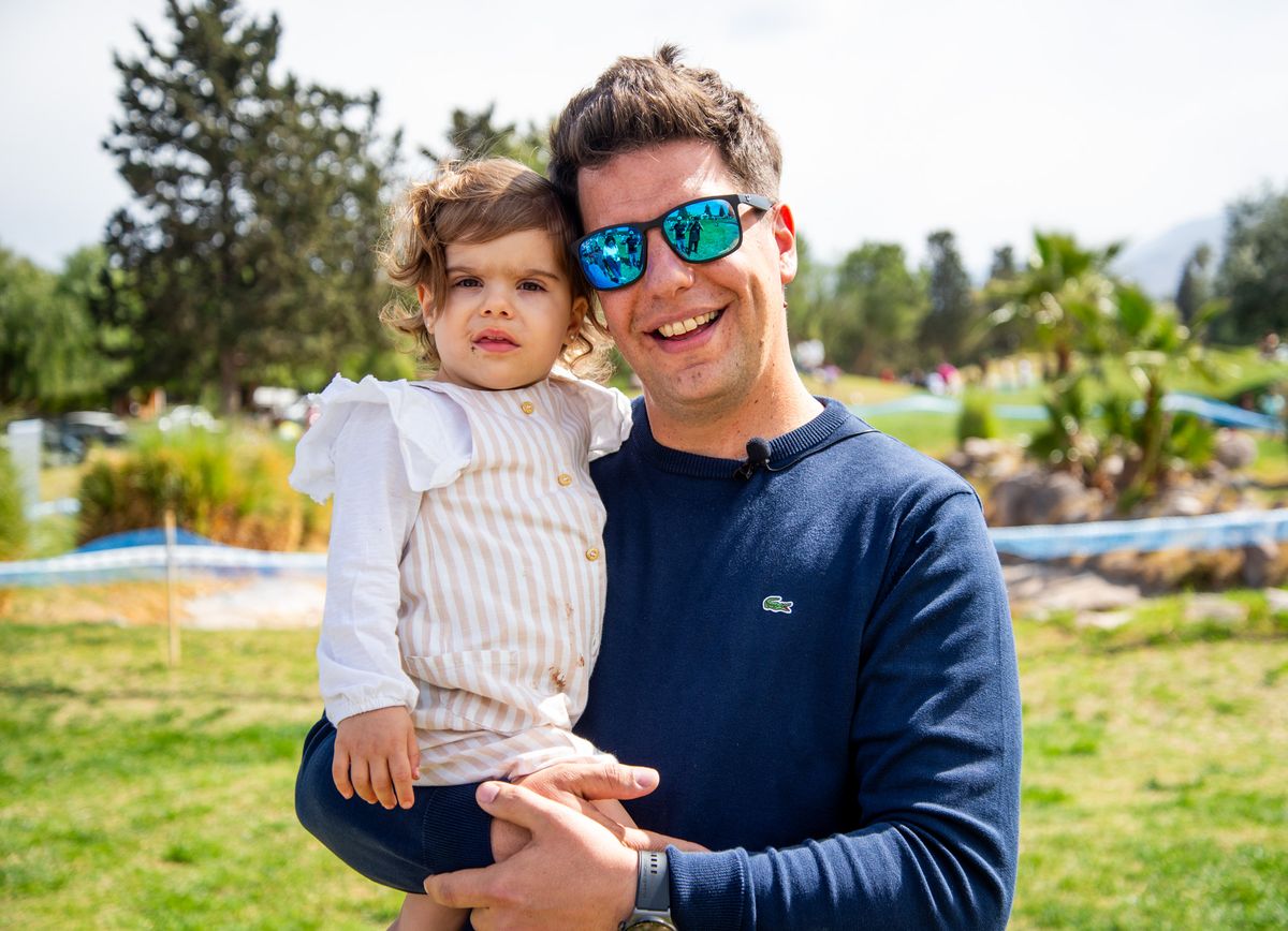 Juan Pablo Denk se tomó una hora libre del trabajo para compartir con su pequeña Rosario la primavera en Dalvian. Juan Pablo Denk se tomó una hora libre del trabajo para compartir con su pequeña Rosario la primavera en Dalvian.