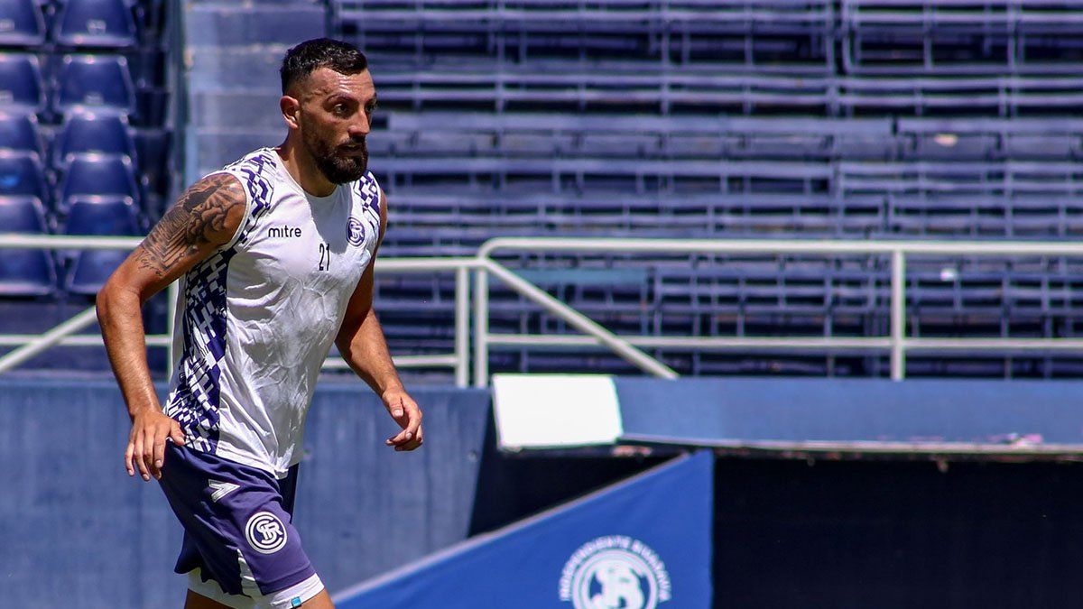 El delantero de Independiente Rivadavia Ángel Prudencio se hizo cargo del error.