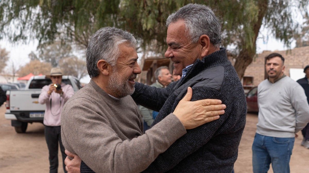 Alfredo Cornejo y el intendente de Lavalle, Edgardo González, durante la celebración de la Virgen del Tránsito.