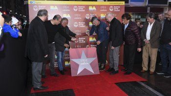 Homenajearon a Midachi en la puerta del teatro Ópera