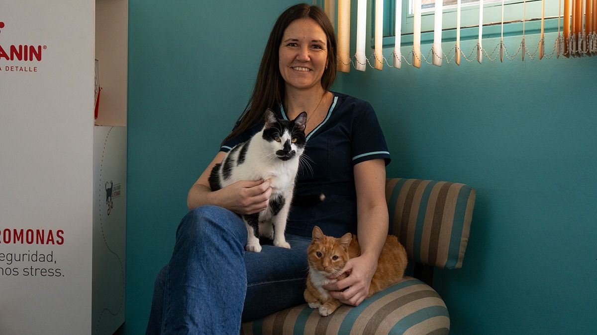 Luciana Monllor con Dominó y Caramelo en su veterinaria. Luciana Monllor con Dominó y Caramelo en su veterinaria.