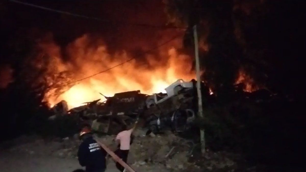 Gracias a las cámaras de seguridad del barrio Dalvian se determinó que las llamas se originaron fuera del establecimiento. Las fuertes ráfagas extendieron las llamas y afectaron a los vehículos, algunos tenían combustible. Gracias a las cámaras de seguridad del barrio Dalvian se determinó que las llamas se originaron fuera del establecimiento. Las fuertes ráfagas extendieron las llamas y afectaron a los vehículos, algunos tenían combustible.