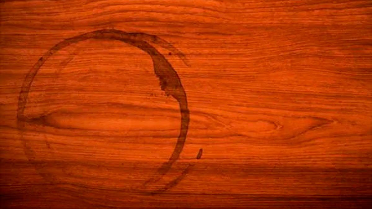 Para evitar las manchas en los muebles de madera el primer consejo es actuar con rapidez. Para evitar las manchas en los muebles de madera el primer consejo es actuar con rapidez.