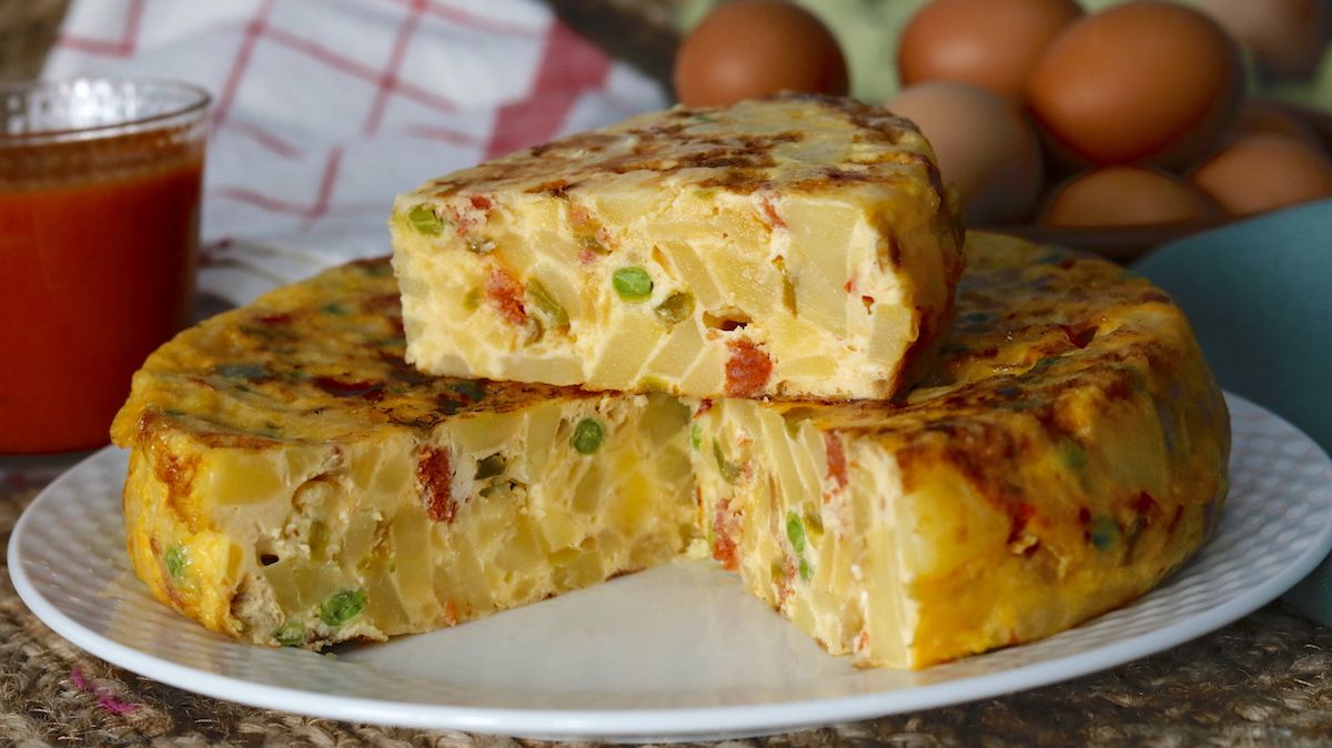 La tortilla paisana lleva papas, huevo, cebolla y otras verduras, y carnes como chorizo o jamón. La tortilla paisana lleva papas, huevo, cebolla y otras verduras, y carnes como chorizo o jamón.