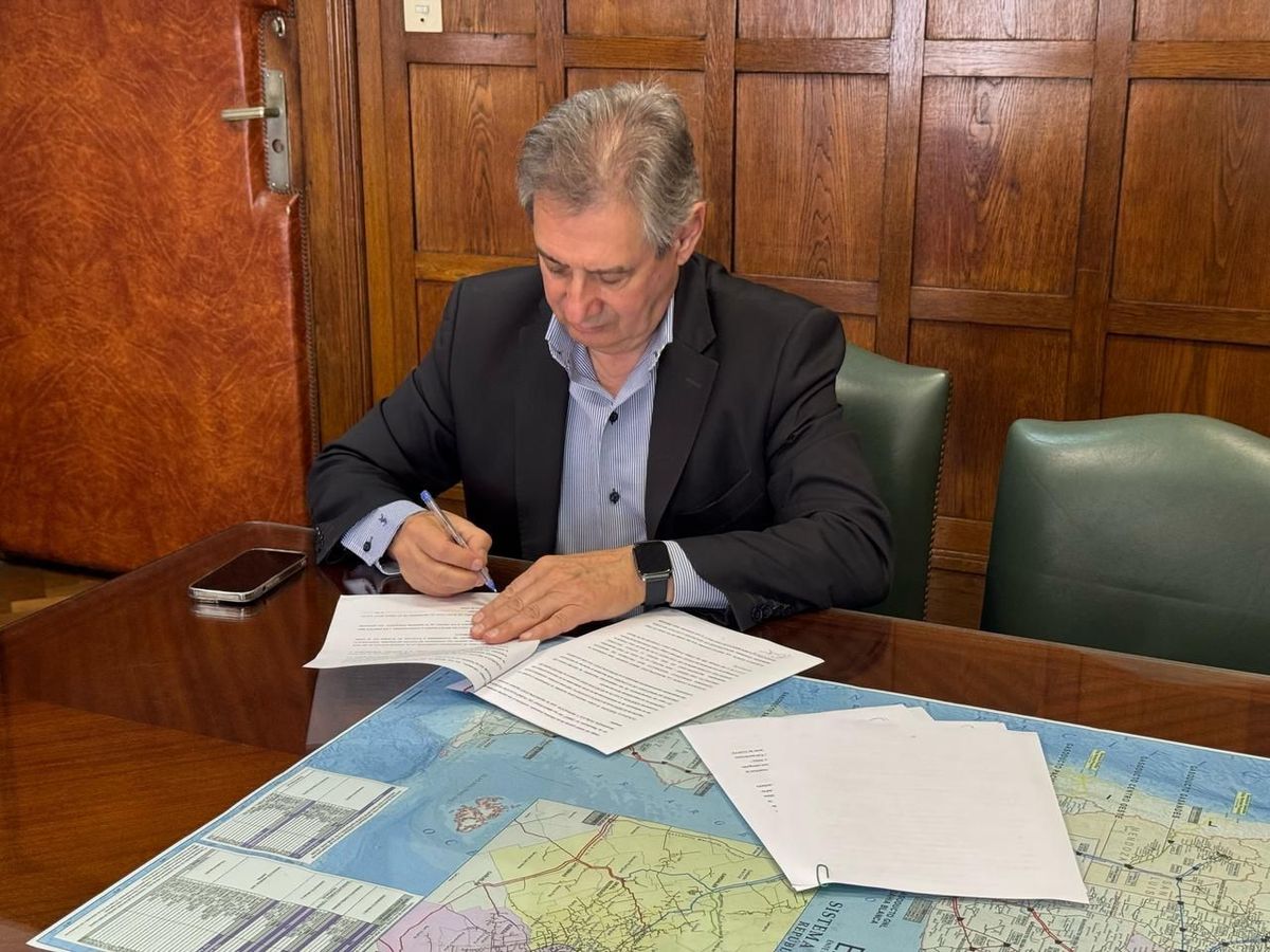 Omar Félix firmó un acuerdo con el gobierno nacional este viernes, por el que este se comprometió a restituir los fondos que el municipio invirtió en el gasoducto. Así podrá concluirse la obra. Omar Félix firmó un acuerdo con el gobierno nacional este viernes, por el que este se comprometió a restituir los fondos que el municipio invirtió en el gasoducto. Así podrá concluirse la obra.