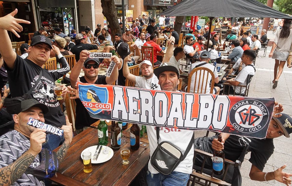 La Peatonal se vio colmada de chilenos de La Garra Blanca en Mendoza. La Peatonal se vio colmada de chilenos de La Garra Blanca en Mendoza.