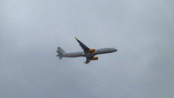 Gritó en pleno vuelo de que tenía coronavirus y el avión regresó pero todo era un chiste