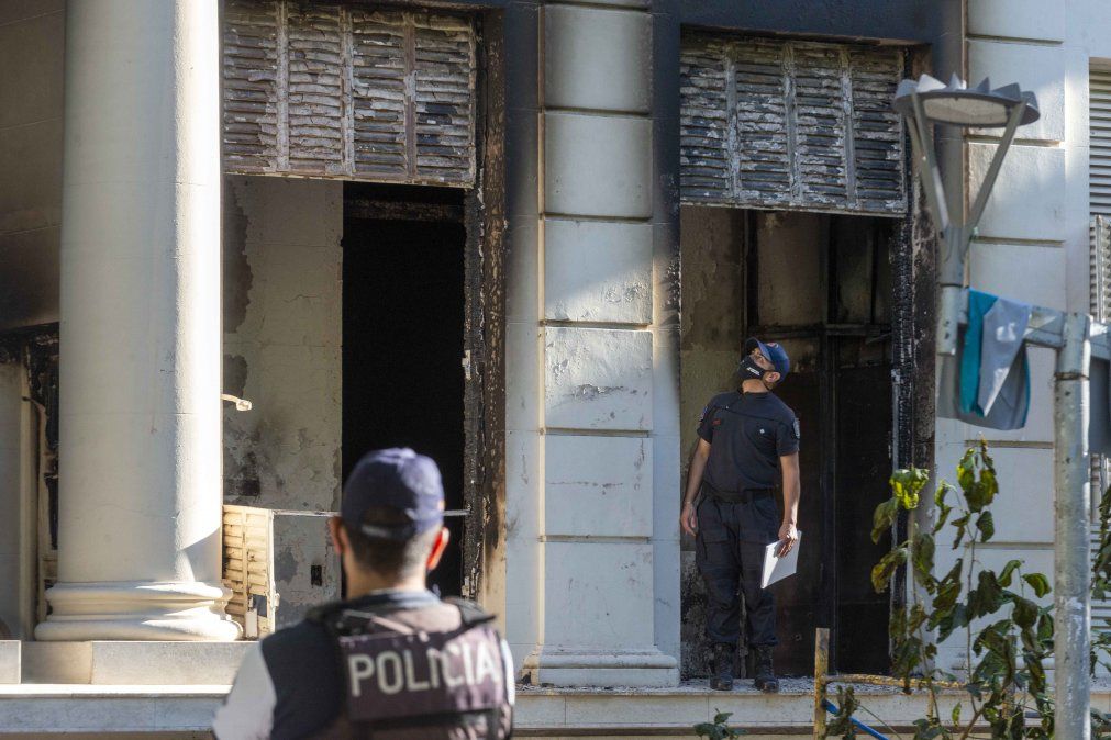 Policías realizan pericias en la Legislatura.