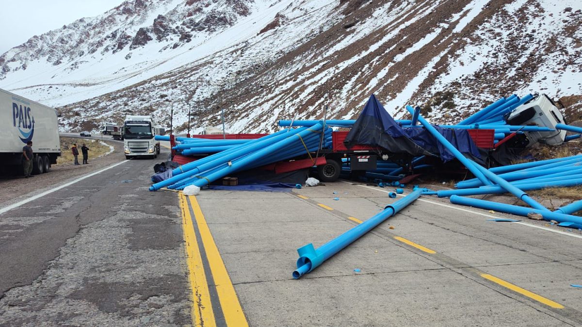 El camionero se habría despistado en la zona de la alta montaña de Punta de Vacas, donde suele formarse hielo en esta época del año.