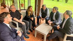 Emir Félix y otros dirigentes del PJ Federal, con el gobernador de Misiones Hugo Passalacqua.