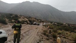 Camnino a Uspallata, se debió realizar un by pass para que los autos pudieran transitar ya que después de las intensas lluvias del domingo hubo desbordes de cauces en varias zonas de la alta montaña.