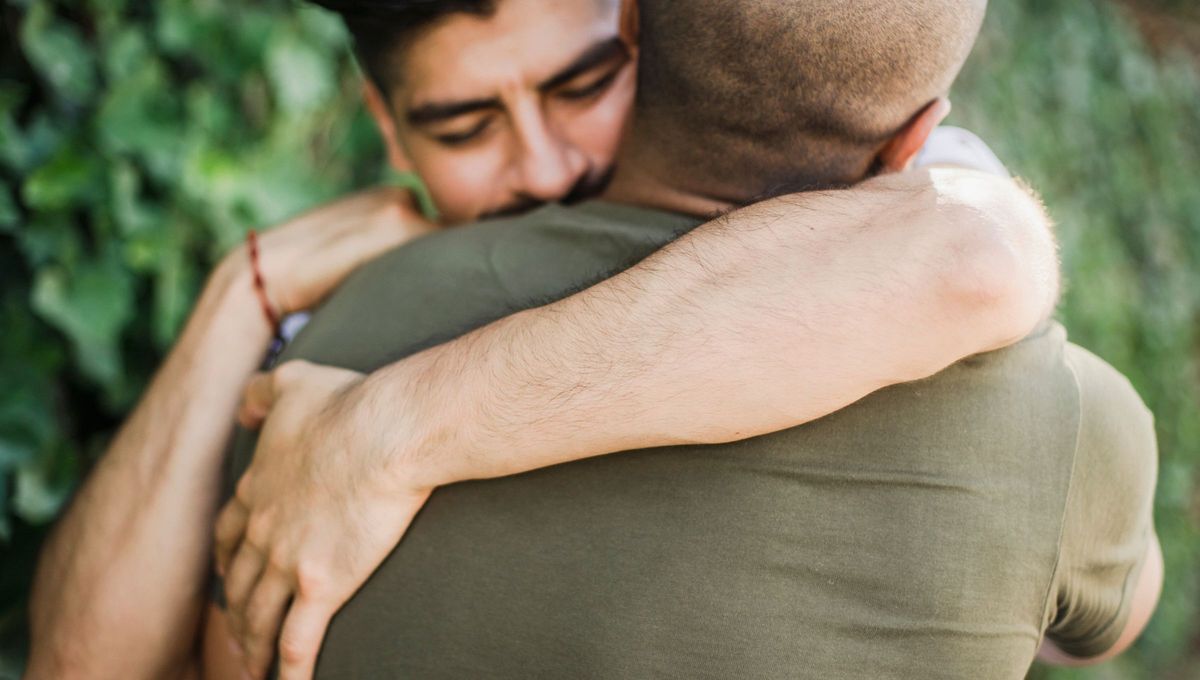 Muchas personas que evitan el contacto físico pueden ser igual de cariñosas y empáticas que las demás, simplemente expresan su afecto de manera diferente. Muchas personas que evitan el contacto físico pueden ser igual de cariñosas y empáticas que las demás, simplemente expresan su afecto de manera diferente. 
