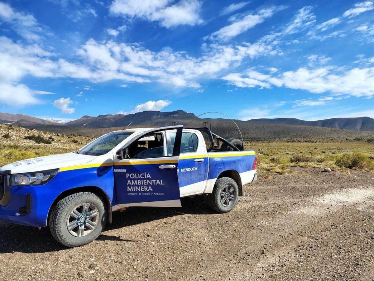 Los efectivos de la Policía Ambiental Minera clausuró este viernes el trabajo de una minera en Malargüe. Los efectivos de la Policía Ambiental Minera clausuró este viernes el trabajo de una minera en Malargüe.