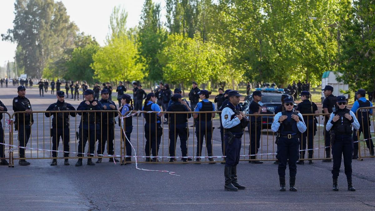 Temprano en la mañana del jueves se puso en marcha el operativo policial que anunció la ministra Mercedes Rus ante la llegada del presidente Javier Milei. Temprano en la mañana del jueves se puso en marcha el operativo policial que anunció la ministra Mercedes Rus ante la llegada del presidente Javier Milei.