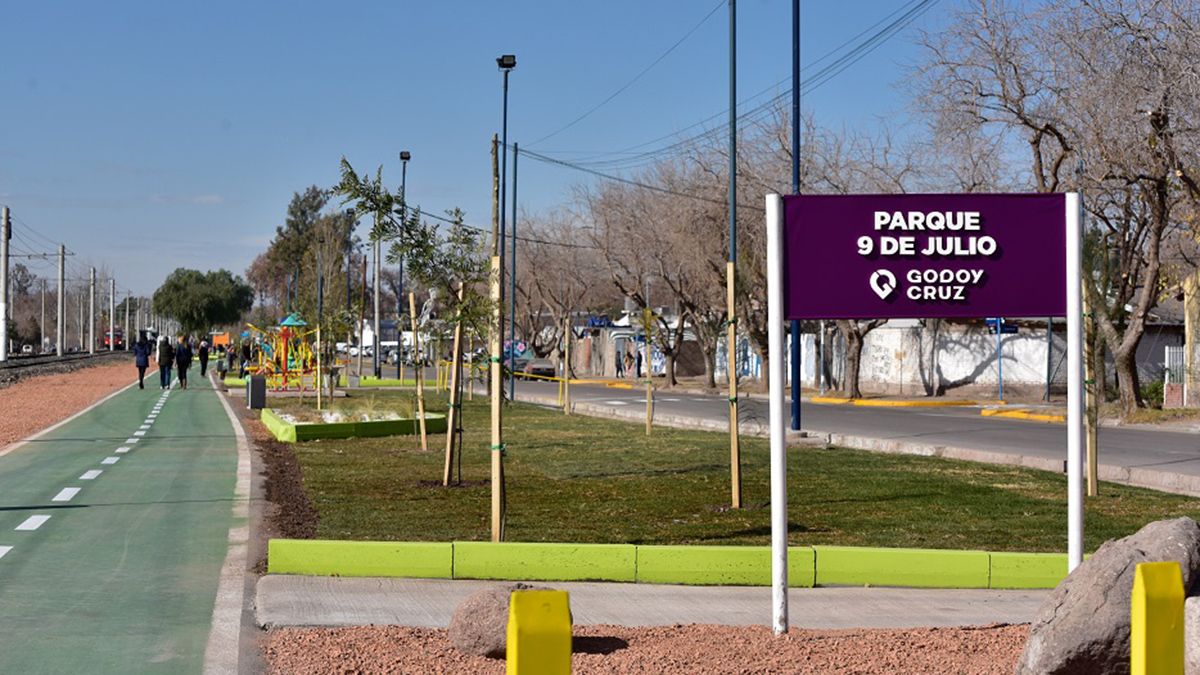 Obra Pública: Parque lineal “9 de julio”, junto a la parada de metrotranvía con el mismo nombre, este de Godoy Cruz.
