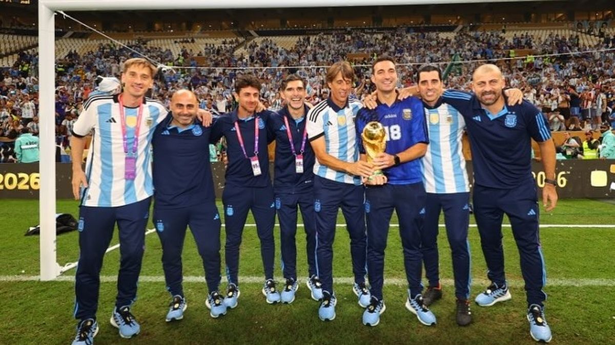 El cuerpo técnico de la Selección argentina campeona en Qatar. Entre los integrantes, el nuevo preparador físico de Godoy Cruz, Rodro Barrios (segundo de izquierda a derecha). El cuerpo técnico de la Selección argentina campeona en Qatar. Entre los integrantes, el nuevo preparador físico de Godoy Cruz, Rodro Barrios (segundo de izquierda a derecha).