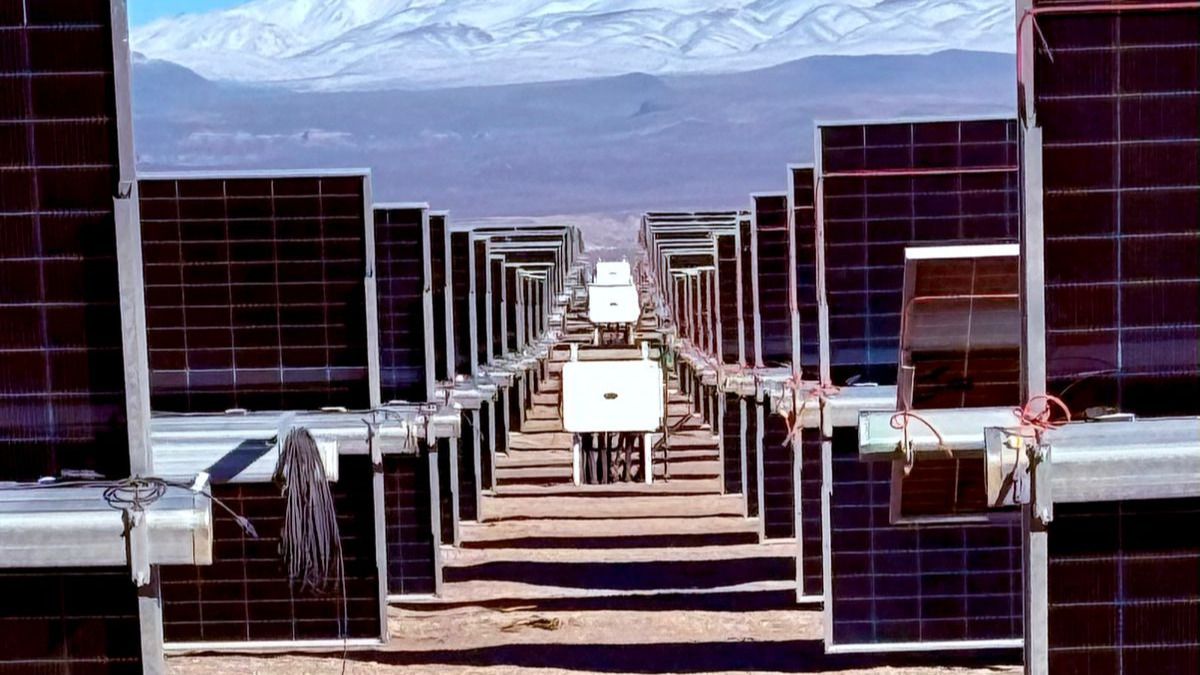 La energía generada por el nuevo parque solar construido por Genneia equivale al consumo de 135.000 hogares.