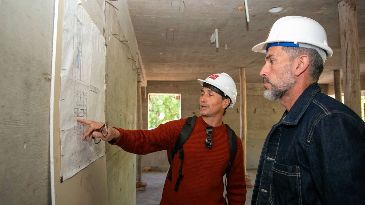 Ulpiano Suarez observa los detalles del edificio Parque Agustín. Ulpiano Suarez observa los detalles del edificio Parque Agustín.
