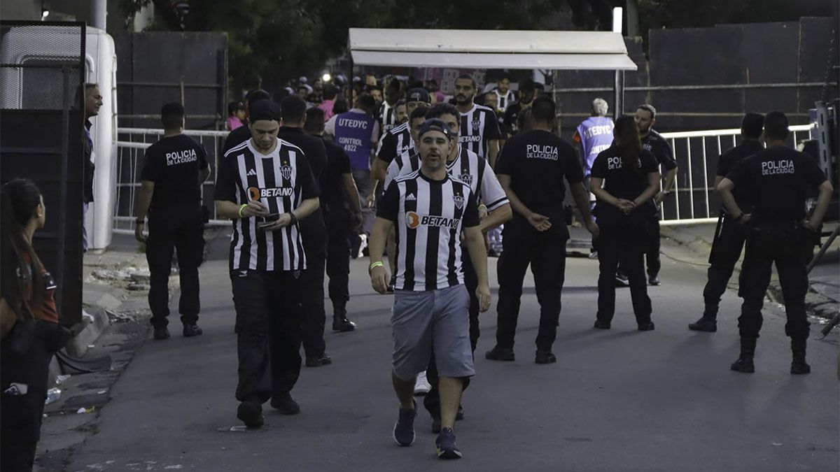Los hinchas de Mineiro quieren copar el Monumental. Los hinchas de Mineiro quieren copar el Monumental.