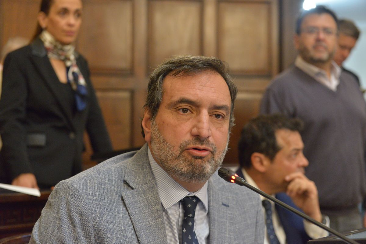 El senador Ariel Pringles (La Unión Mendocina) y Adriana Cano (Partido Justicialista) apoyaron la ampliación de la recolección de huellas genéticas luego de cambios introducidos por el oficialismo. El senador Ariel Pringles (La Unión Mendocina) y Adriana Cano (Partido Justicialista) apoyaron la ampliación de la recolección de huellas genéticas luego de cambios introducidos por el oficialismo.