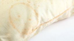 Truco de limpieza: decile adiós a las almohadas amarillas y dejalas como nuevas con este método casero