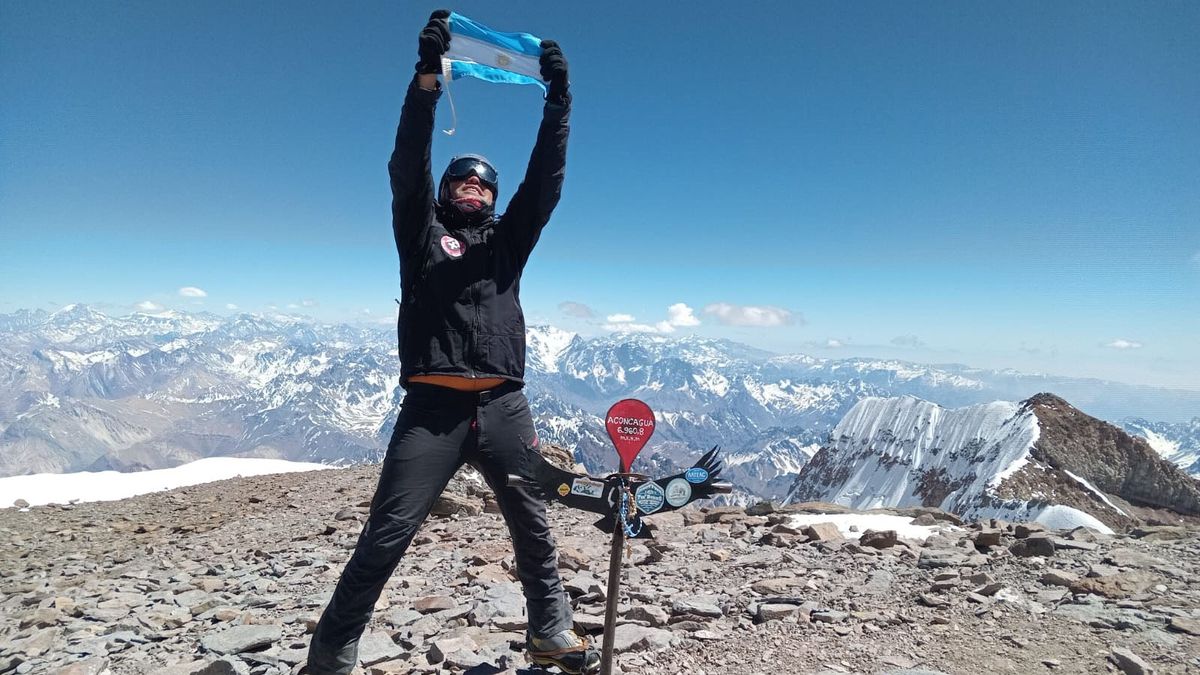 Oscar Tato Matorga, policía de la Patrulla de Rescate, batió récord con su cumbre 50 en el Aconcagua.