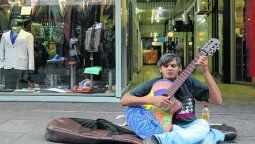 El rock local se une y le tiende una mano al músico callejero Marcelo Moyano