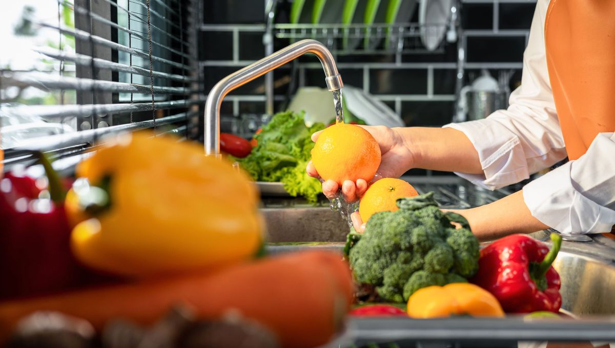Utiliza agua fría para lavar los vegetales y frutas, refregando con las manos o un cepillo. Utiliza agua fría para lavar los vegetales y frutas, refregando con las manos o un cepillo. 