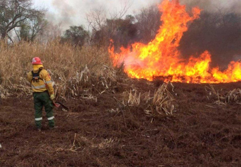 Temperaturas elevadas en la zona de El Bolsón (Río Negro) preocupan a los brigadistas que combaten hace más de una semana un inmenso incendio forestal.