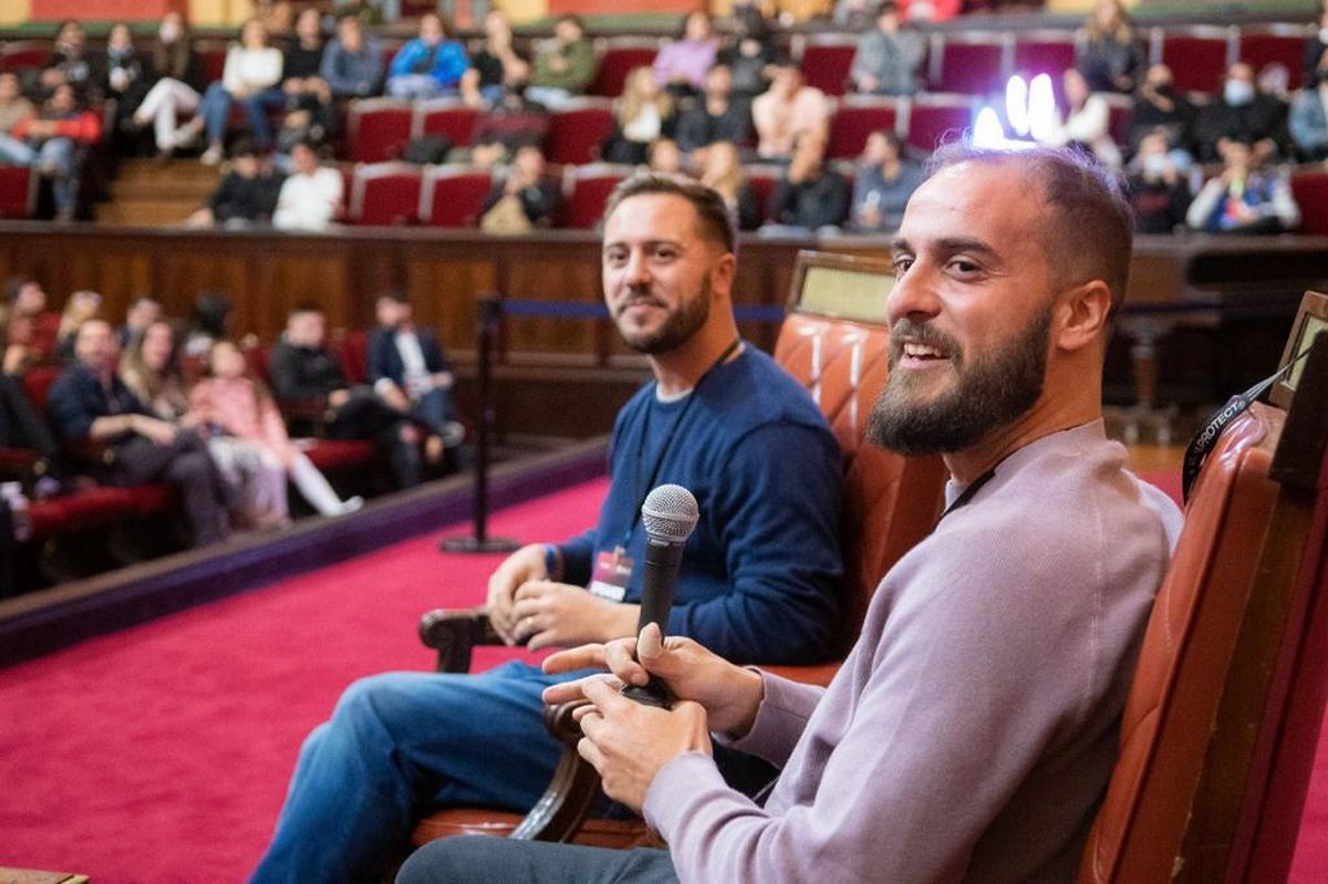 Leandro y Federico Agostino disertaron en el salón de Actos de la Facultad de Derecho de la UBA que e colmó por el lanzamiento del Metaverso de la universidad.