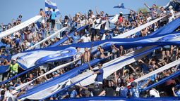 Los hinchas de Godoy Cruz festejaron el gran triunfo ante Racing.