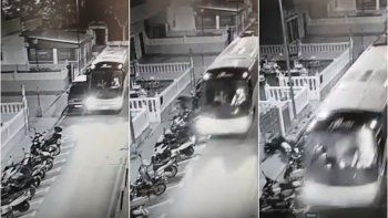 Video: se robó un autobús y se llevó puestas decenas de autos y motocicletas