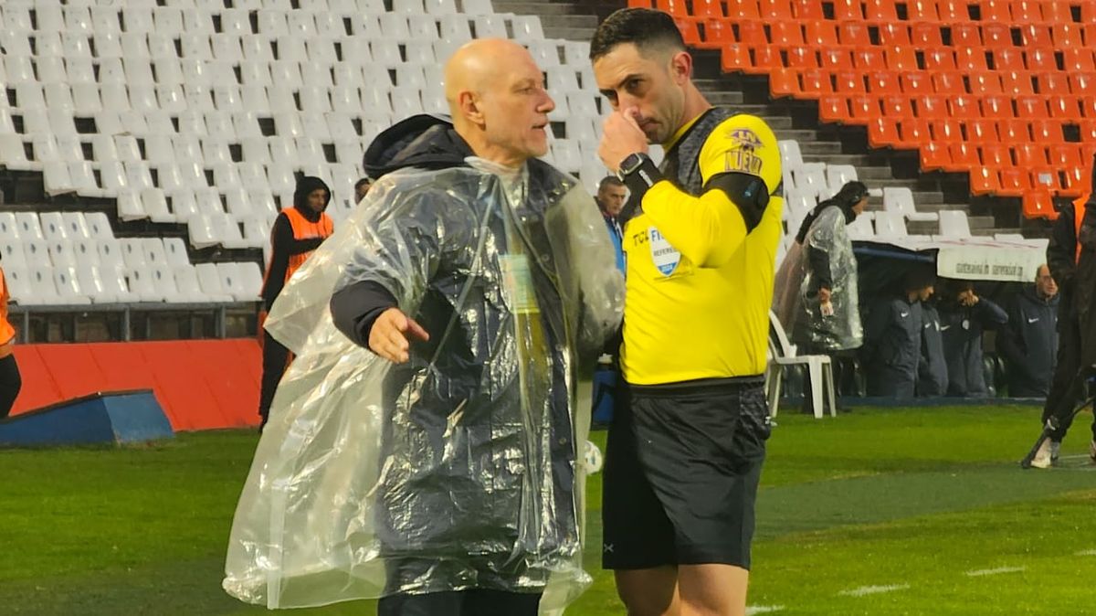 El árbitro Nazareno Arasa en una decisión atinada suspendió el partido entre Godoy Cruz y San Lorenzo. El árbitro Nazareno Arasa en una decisión atinada suspendió el partido entre Godoy Cruz y San Lorenzo.