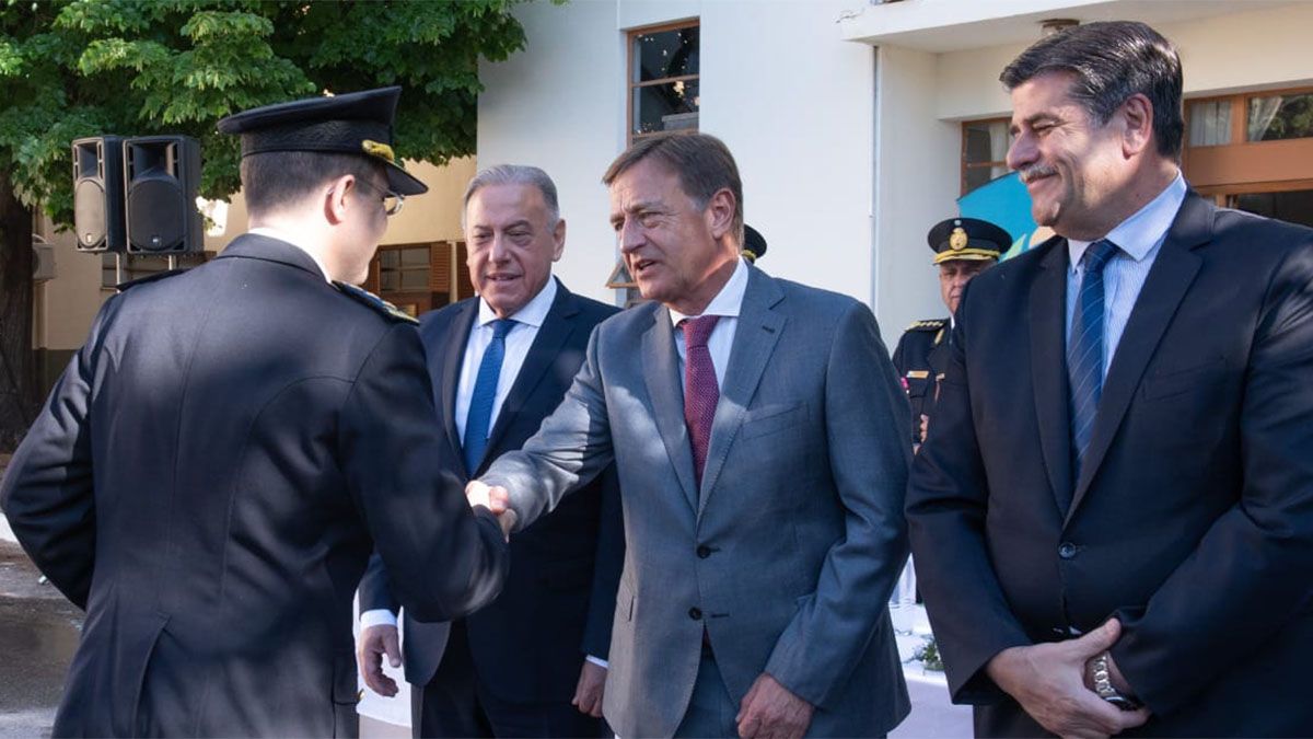 El ministro de Seguridad, Raúl Levrino; el gobernador Rodolfo Suarez y el vice Mario Abed durante el acto de la Policía de Mendoza.