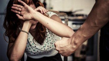 Lo encontraron sacado y con manchas de sangre: su mujer denunció que la agredió con un palo de escoba